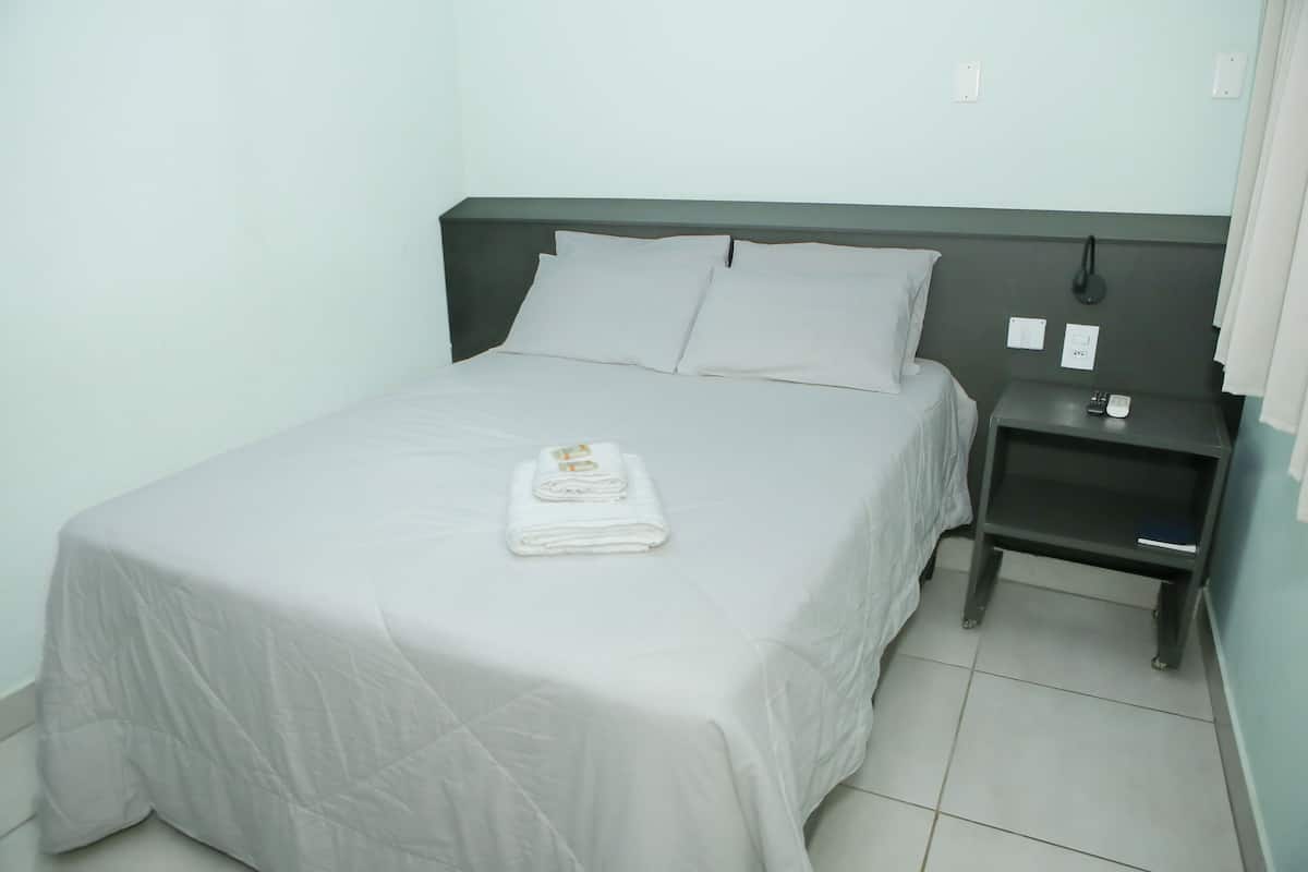 Habitación estándar con 1 cama matrimonial o 2 individuales | Cortinas blackout, tabla de planchar con plancha y wifi gratis