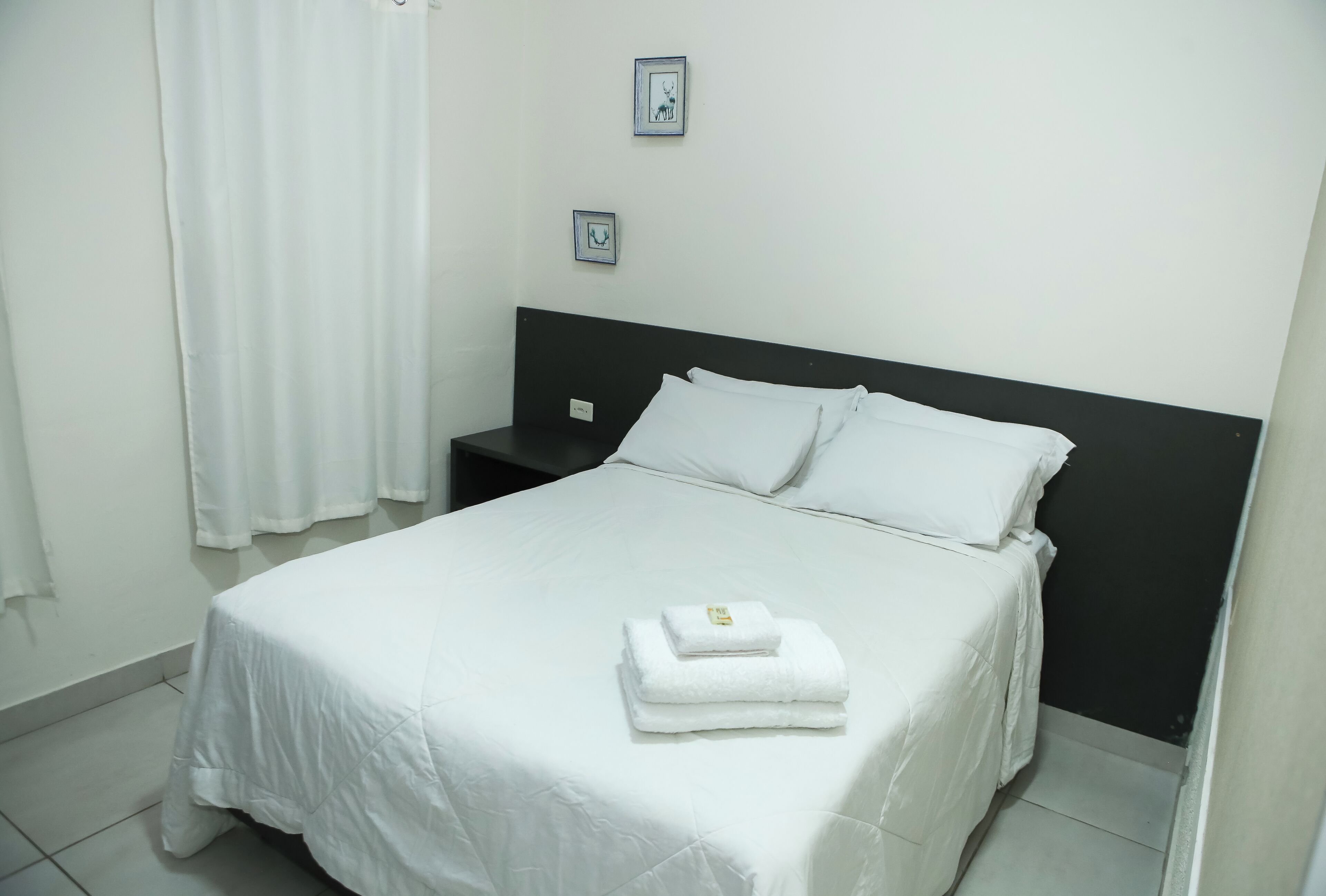 Habitación estándar con 1 cama matrimonial o 2 individuales | Cortinas blackout, tabla de planchar con plancha y wifi gratis 