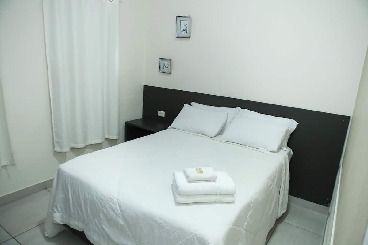 Habitación estándar con 1 cama matrimonial o 2 individuales | Cortinas blackout, tabla de planchar con plancha y wifi gratis