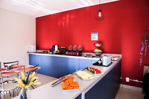 Café da manhã com buffet grátis todos os dias