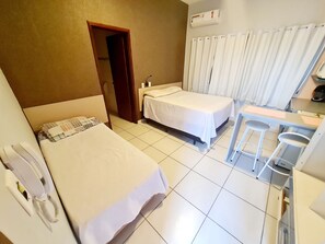 スーペリア トリプルルーム | 遮光カーテン、アイロン / アイロン台、WiFi (無料)、ベッドシーツ