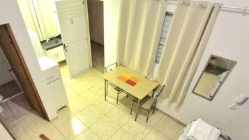 Familie driepersoonskamer | 1 slaapkamer, verduisterende gordijnen, een strijkplank/strijkijzer