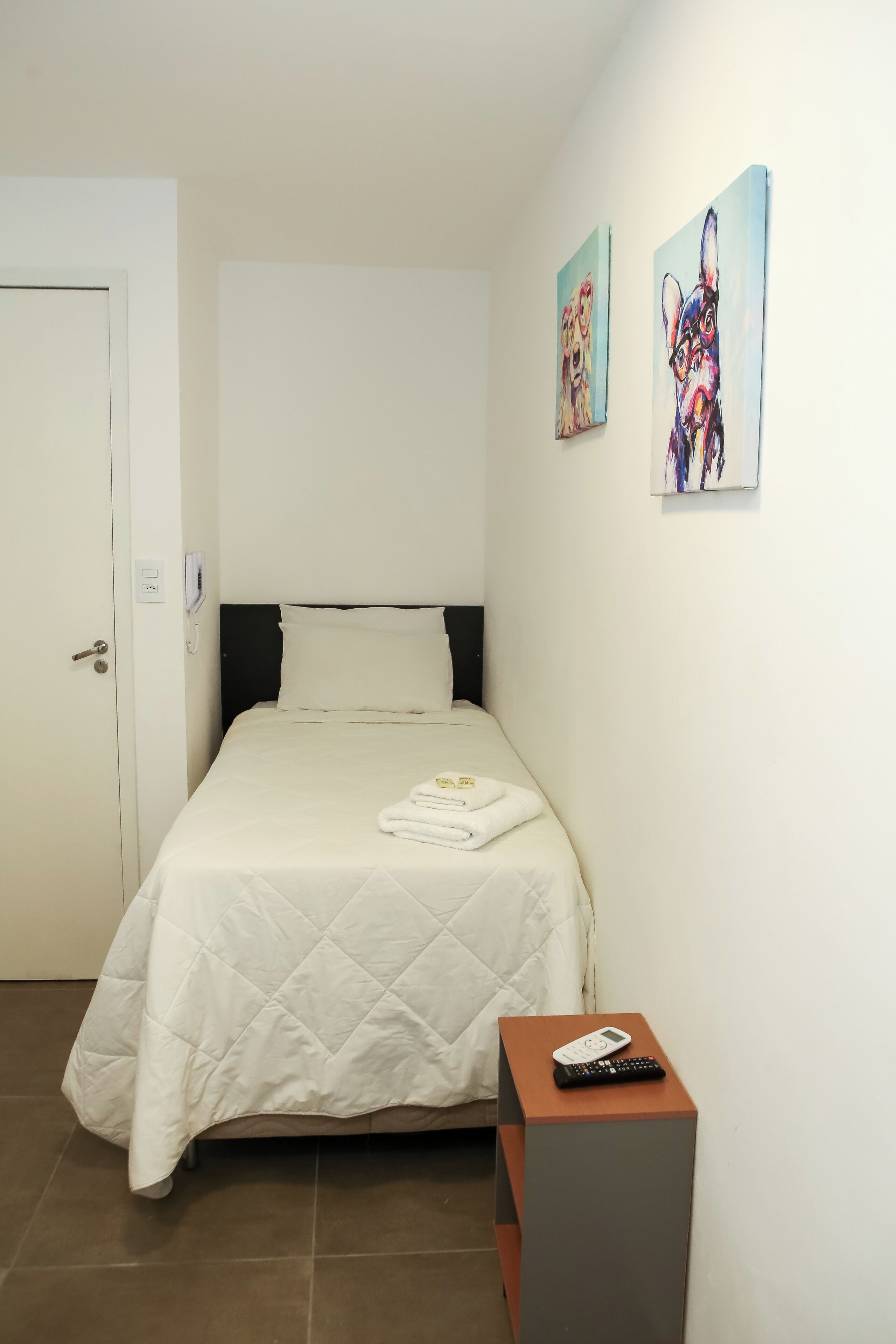 Habitación Confort con 2 camas individuales | Cortinas blackout, tabla de planchar con plancha y wifi gratis 