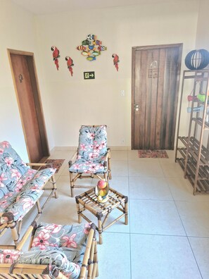 Economy Single Room | Living area | 32-inch LCD TV with digital channels - Acqua Flats Residence  (Jaguariuna)