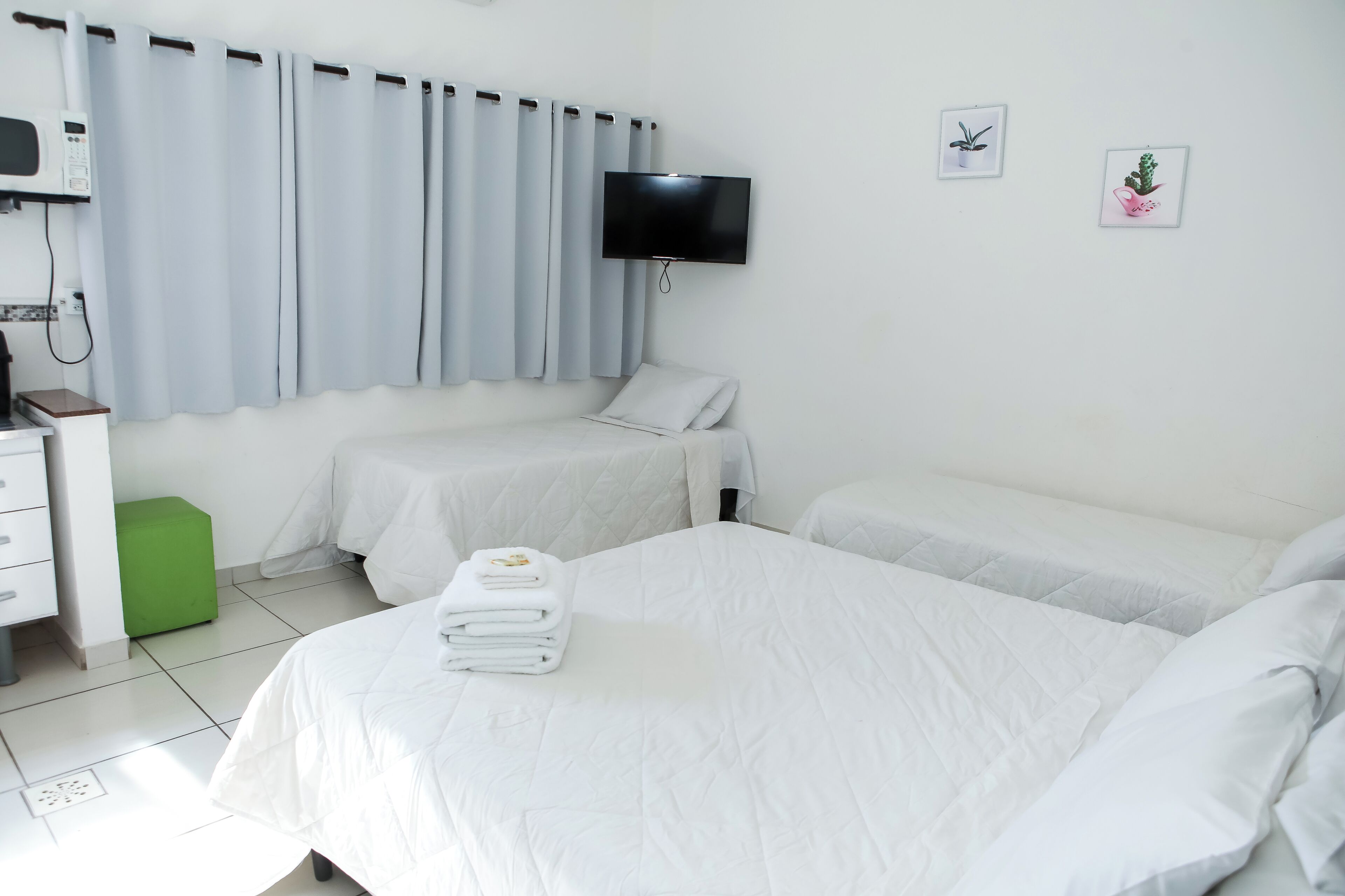 Habitación cuádruple familiar | Cortinas blackout, tabla de planchar con plancha y wifi gratis 