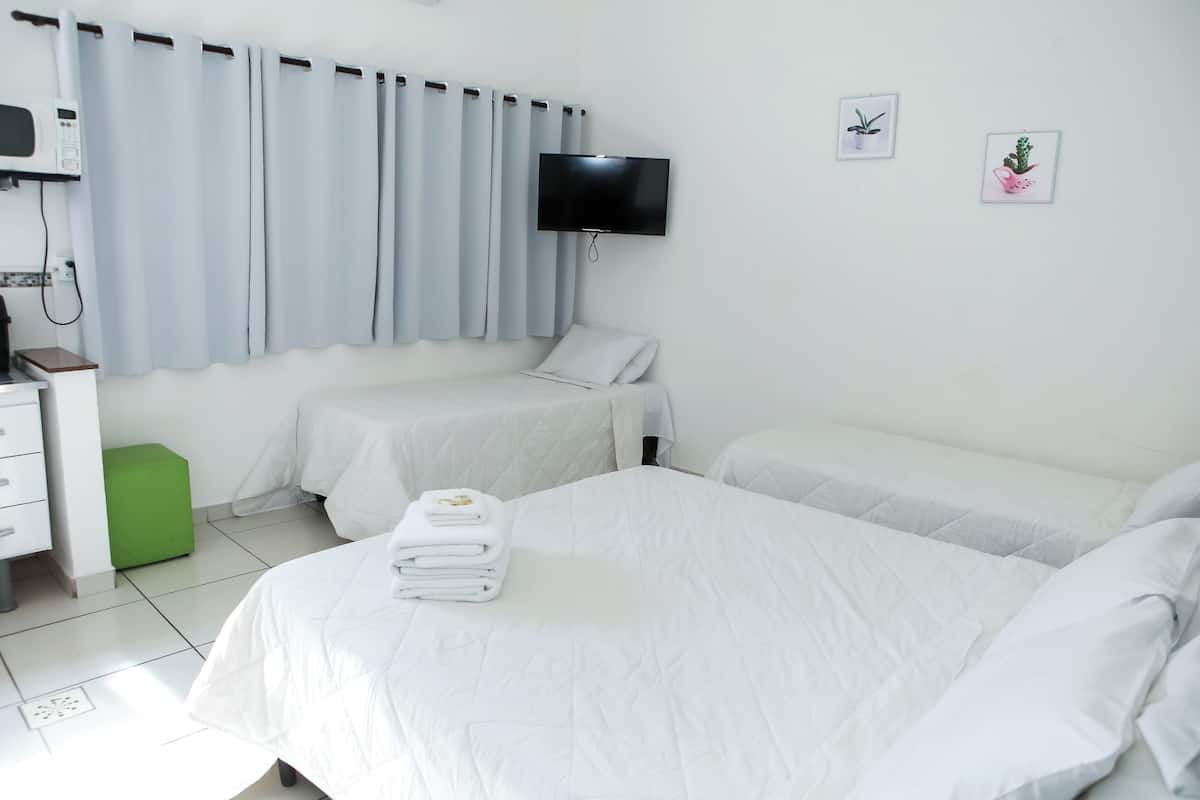 Habitación cuádruple familiar | Cortinas blackout, tabla de planchar con plancha y wifi gratis