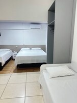 Quarto família | Cortinas blackout, ferros/tábuas de passar roupa, Wi-Fi de cortesia