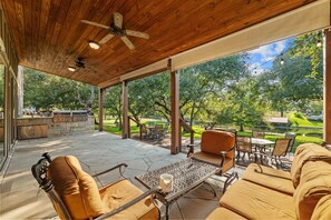 تناول الطعام بالخارج