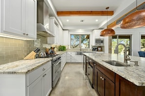 Fridge, microwave, oven, stovetop - ⭐️⭐️LUXURY WATERFRONT-CHEF’S KITCHEN-FIRE PIT-SLEEPS 24⭐️⭐️ (Horseshoe Bay)