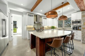 Fridge, microwave, oven, stovetop - ⭐️⭐️LUXURY WATERFRONT-PONTOON CHARTER CREDIT-CHEF’S KITCHEN-FIRE PIT-SLEEPS 24⭐️⭐️ (Horseshoe Bay)