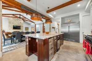 Fridge, microwave, oven, stovetop - ⭐️⭐️LUXURY WATERFRONT-PONTOON CHARTER CREDIT-CHEF’S KITCHEN-FIRE PIT-SLEEPS 24⭐️⭐️ (Horseshoe Bay)