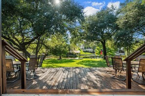 Outdoor dining - ⭐️⭐️LUXURY WATERFRONT-CHEF’S KITCHEN-FIRE PIT-SLEEPS 24⭐️⭐️ (Horseshoe Bay)