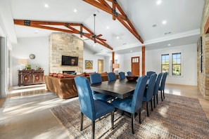 Dining - ⭐️⭐️LUXURY WATERFRONT-CHEF’S KITCHEN-FIRE PIT-SLEEPS 24⭐️⭐️ (Horseshoe Bay)