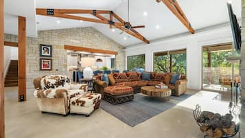 TV connectée, cheminée, lecteur de DVD, table de tennis de table