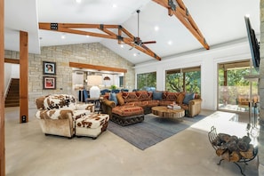 Smart TV, fireplace, DVD player, ping pong - ⭐️⭐️LUXURY WATERFRONT-CHEF’S KITCHEN-FIRE PIT-SLEEPS 24⭐️⭐️ (Horseshoe Bay)