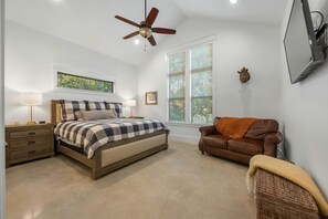 6 bedrooms, iron/ironing board, free WiFi, bed sheets - ⭐️⭐️LUXURY WATERFRONT-CHEF’S KITCHEN-FIRE PIT-SLEEPS 24⭐️⭐️ (Horseshoe Bay)