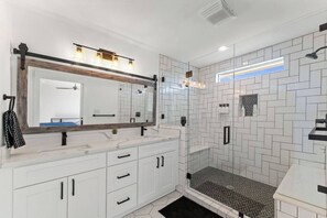 Een douche, een haardroger, handdoeken