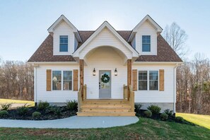 Exterior - Sleeps 20 | Family-friendly | Near DT LYH & LU (Madison Heights)