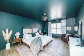 5 bedrooms, desk, travel crib, WiFi
