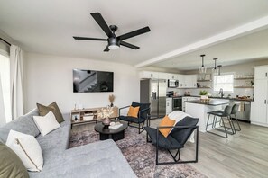 TV - Sleeps 20 | Family-friendly | Near DT LYH & LU (Madison Heights)