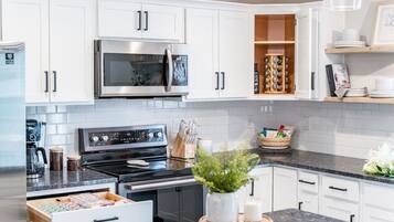 Een koelkast, een magnetron, een oven, een kookplaat