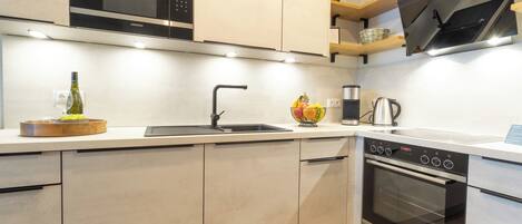 Kühlschrank, Mikrowelle, Ofen, Herdplatte