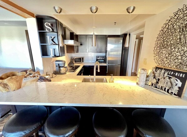 Een koelkast, een microgolfoven, een oven, een kookplaat