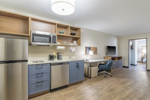 Studio Suite, 1 King Bed with Sofa bed | Individually decorated, individually furnished, desk, laptop workspace