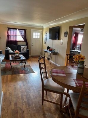 Smart TV - Perfect place quiet neighborhood, great for the family or a private getaway. (Saginaw)