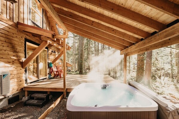 Terrace/patio - 39GS - Hot Tub - Wi-Fi - Pets OK by RedAwning (Glacier)