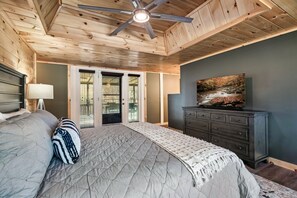 4 sovrum, skrivbord, strykjärn/strykbräda och resesäng