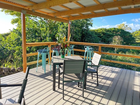 Outdoor dining. Kukui Cabin with Private Bath