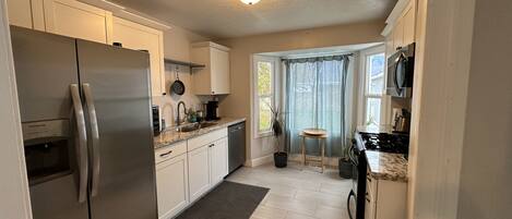 Mikroaaltouuni, uuni, liesi, astianpesukone