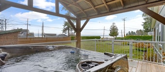 Island paradise oceanview estate Beautifully Landscaped Oceanfront property