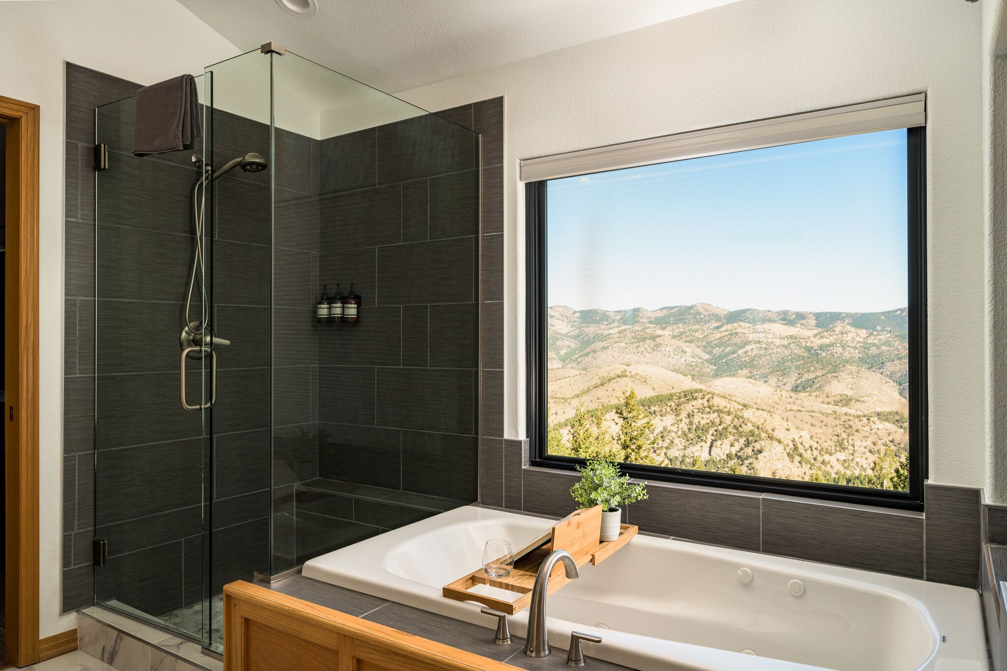 Regadera, amenidades de baño ecológicas, secadora de cabello, toallas 
