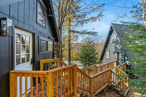 A-Frame Cabin w/ Hot Tub Near Mt. Snow & VAST