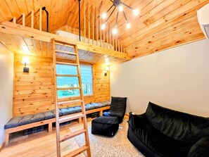 Una Smart TV, videojuegos, una biblioteca de música