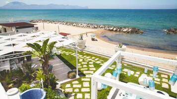 Chaises longues, serviettes de plage