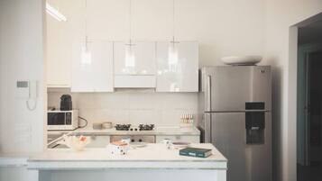 Kühlschrank, Ofen, Wasserkocher mit Kaffee-/Teezubehör, Wasserkocher