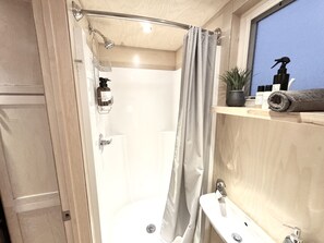 Een haardroger, handdoeken, zeep, toiletpapier