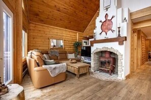 TV, fireplace, DVD player, table football - Hôtel à la maison - Chalet l'Équinoxe avec spa (Saint Come)