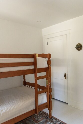 Elegant townhome with a Hot Tub for couples and small families - Lancaster City