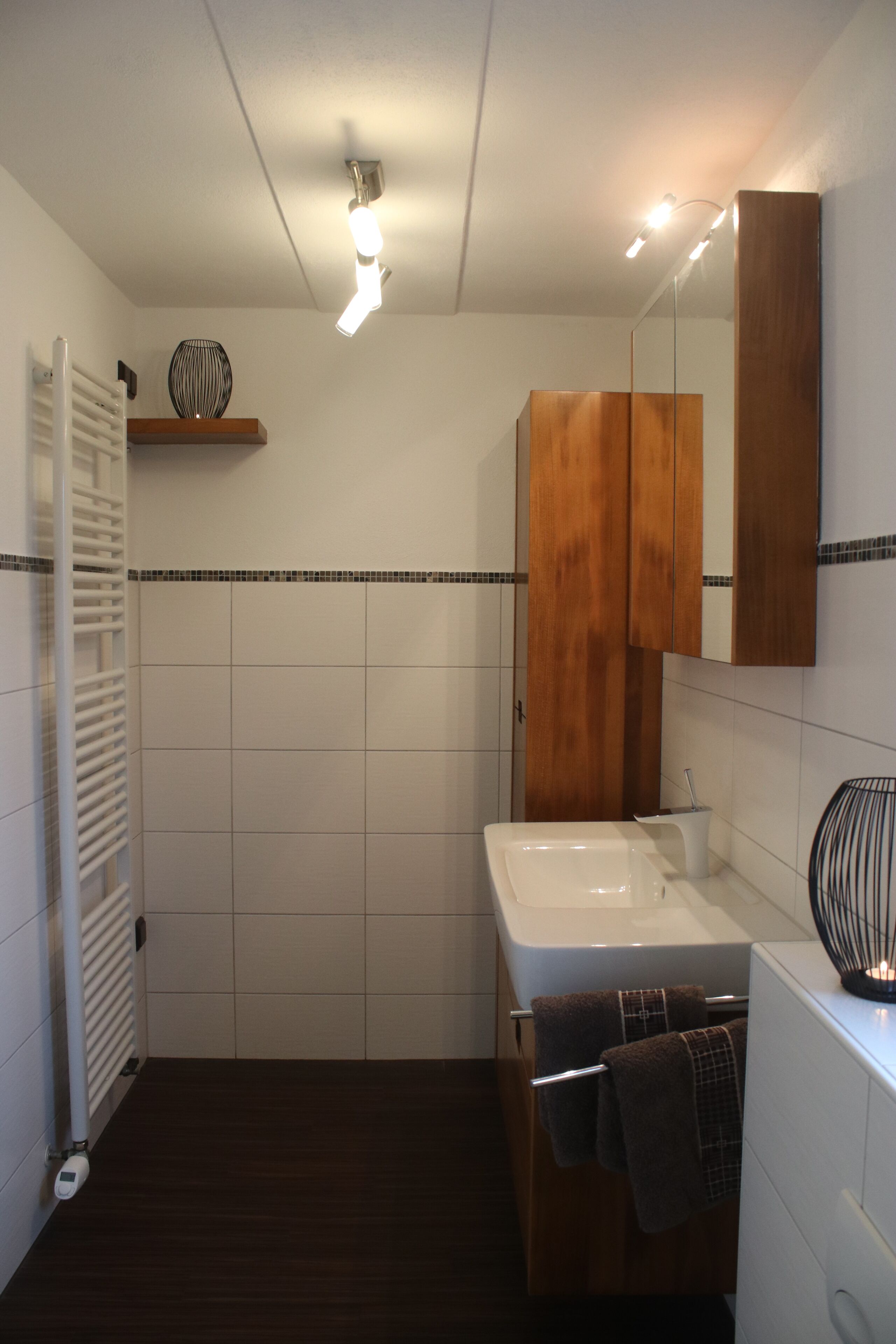 Douche, serviettes fournies, savon, papier toilette