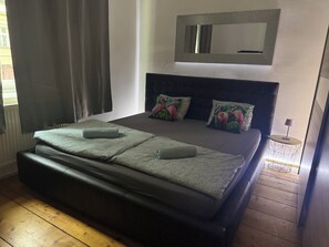 3 slaapkamers, een bureau, een strijkplank/strijkijzer, gratis wifi