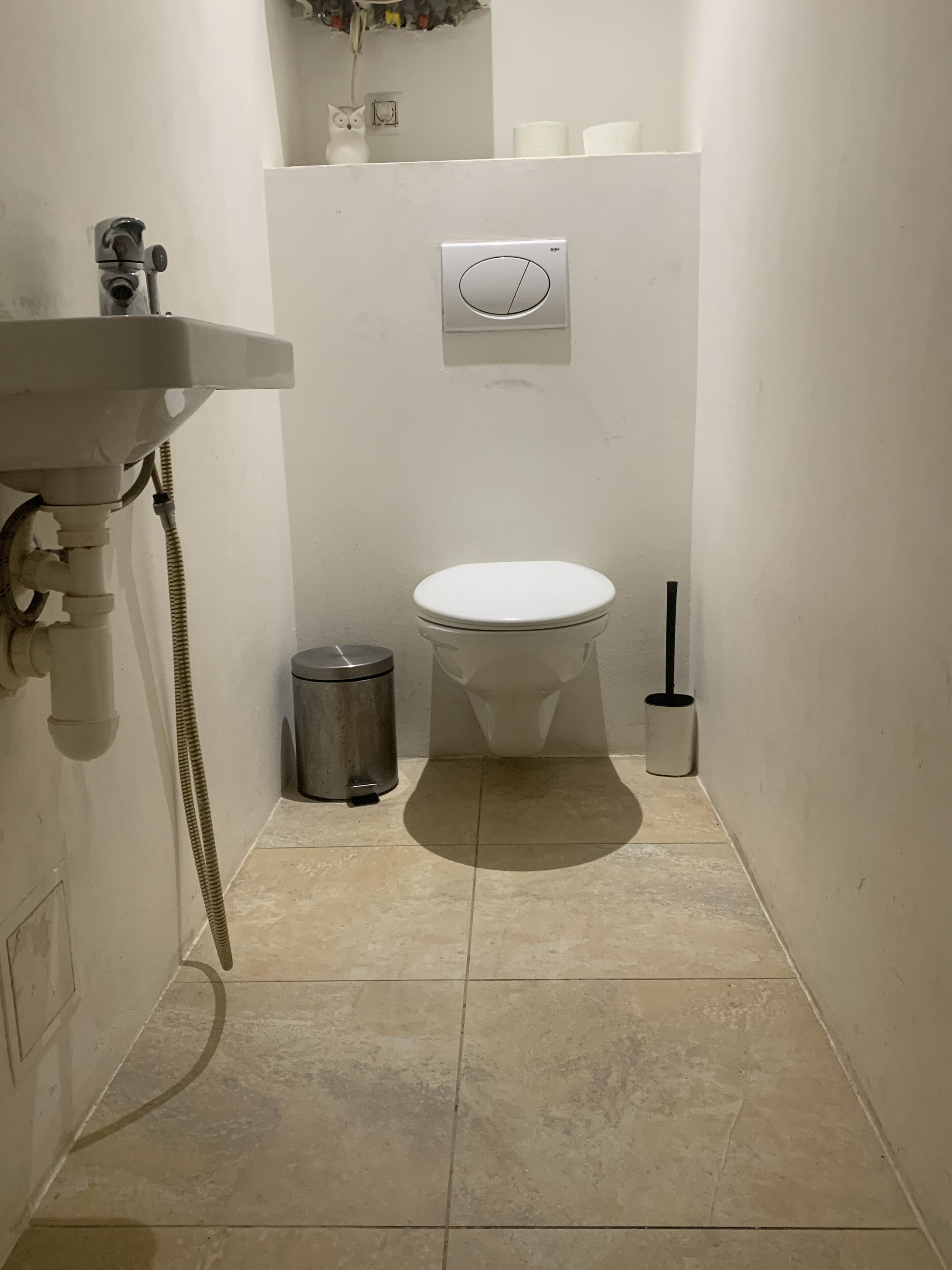 Sèche-cheveux, serviettes fournies, savon, shampoing