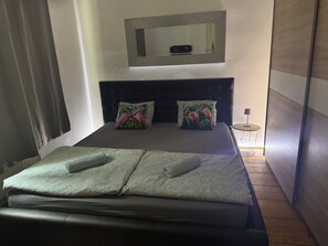 3 bedrooms, desk, iron/ironing board, free WiFi - Apartment Flamingo (Hlavní město Praha)