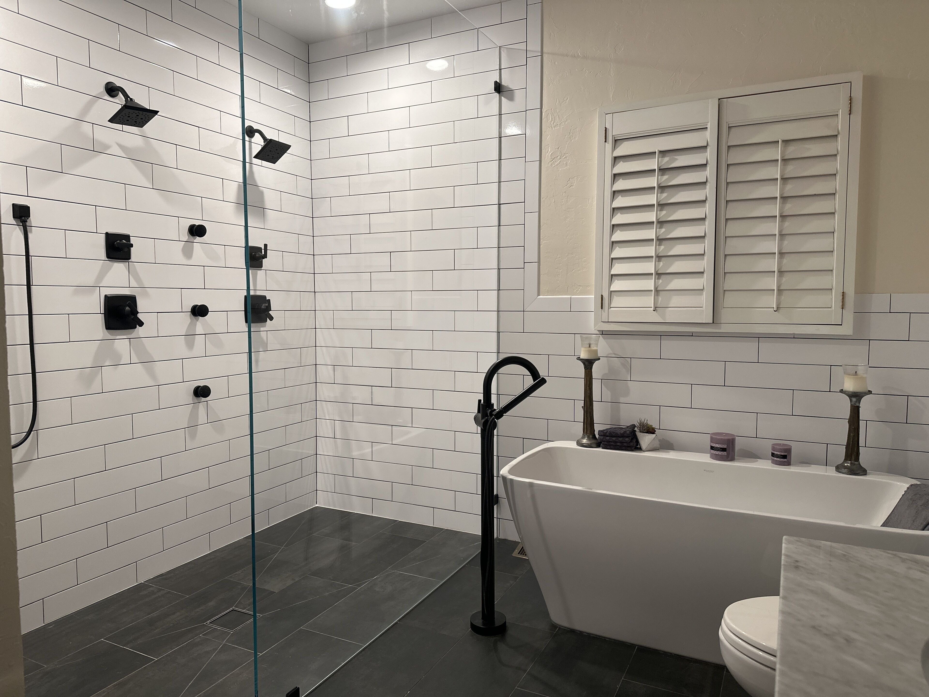 Douche, séchoir à cheveux, serviettes fournies, savon