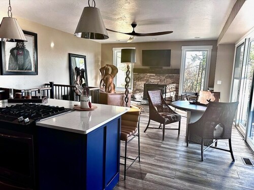 Kick back and relaxing luxury home, calm western space near the Broadmoor.