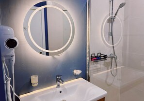 Apartamento panorâmico | Banheiro | Chuveiro, produtos de toalete grátis, secador de cabelo