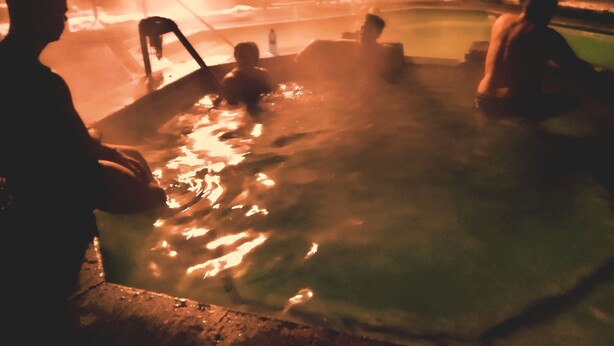 A hot tub with people around it. - Relax in "Big Sky" Style just 3 blocks from the Symes Mineral Soaks! (Hot Springs)
